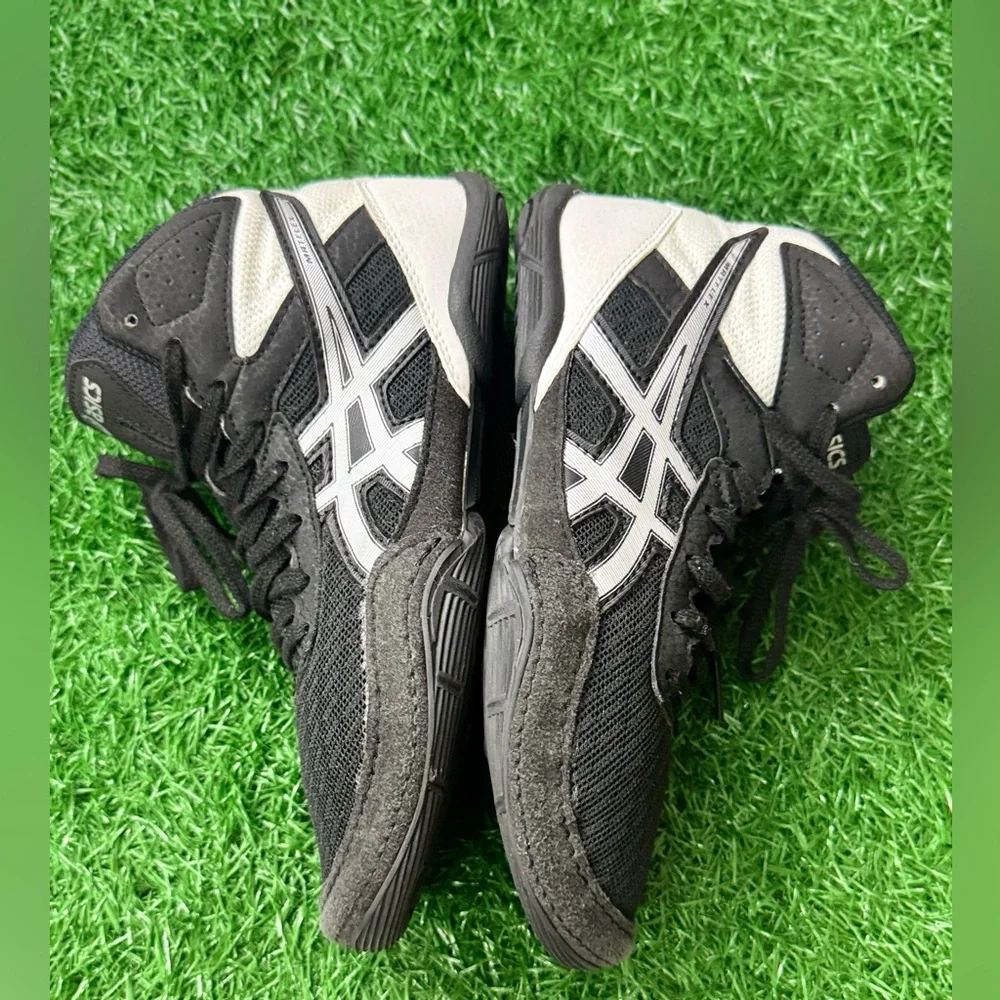 ASICS Kids‎ Black Sneakers Size 4